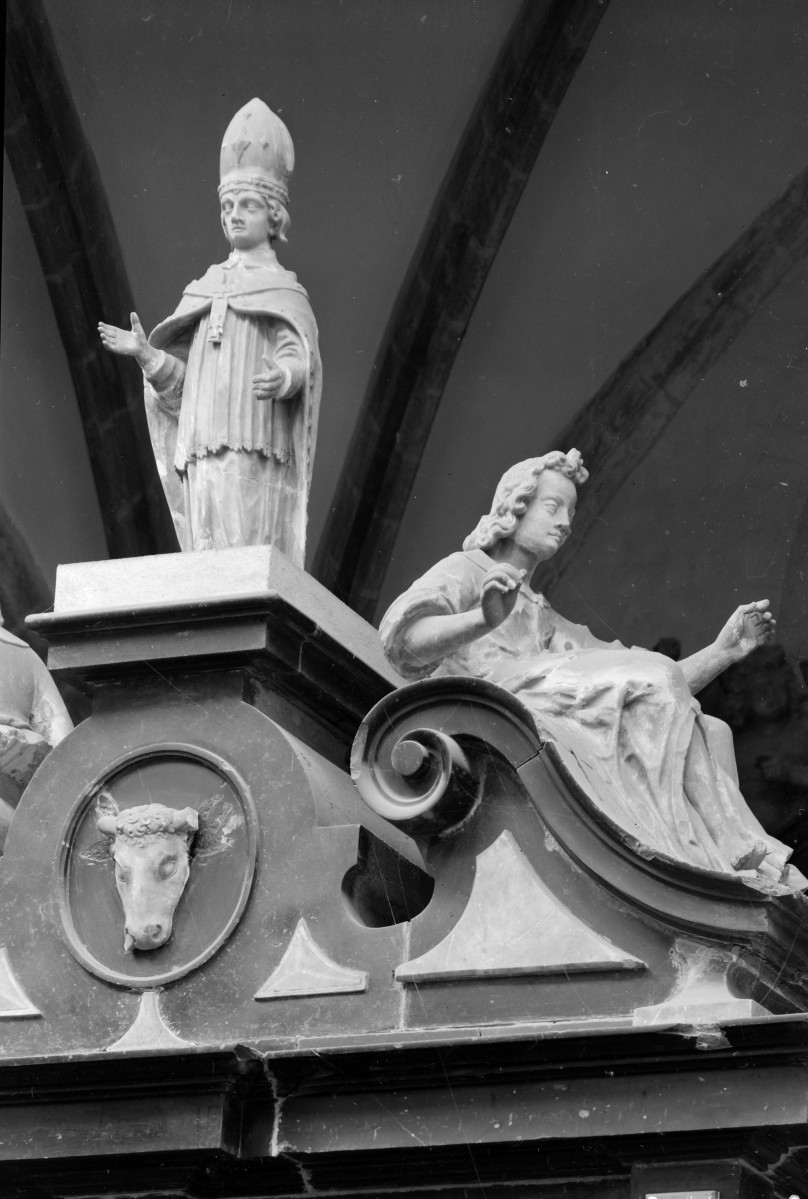 Katedra pw. Wniebowzięcia Najświętszej Marii Panny i św. Wojciecha - wnętrze: zwieńczenie portalu w północnej arkadzie, prezbiterium, fragment, skan 1