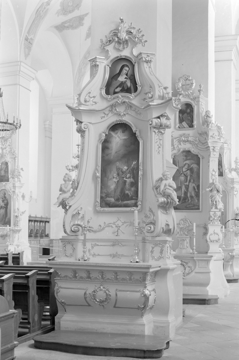 kolegiata - wnętrze: ołtarze na filarach prawej nawy, skan 1