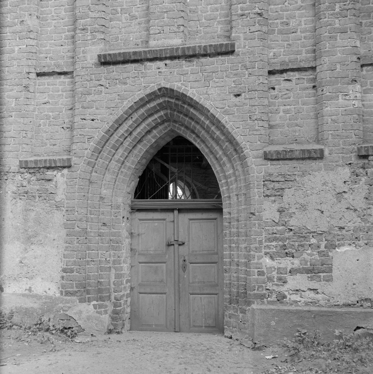 kaplica cmentarna pw. św. Jerzego - portal, skan 1