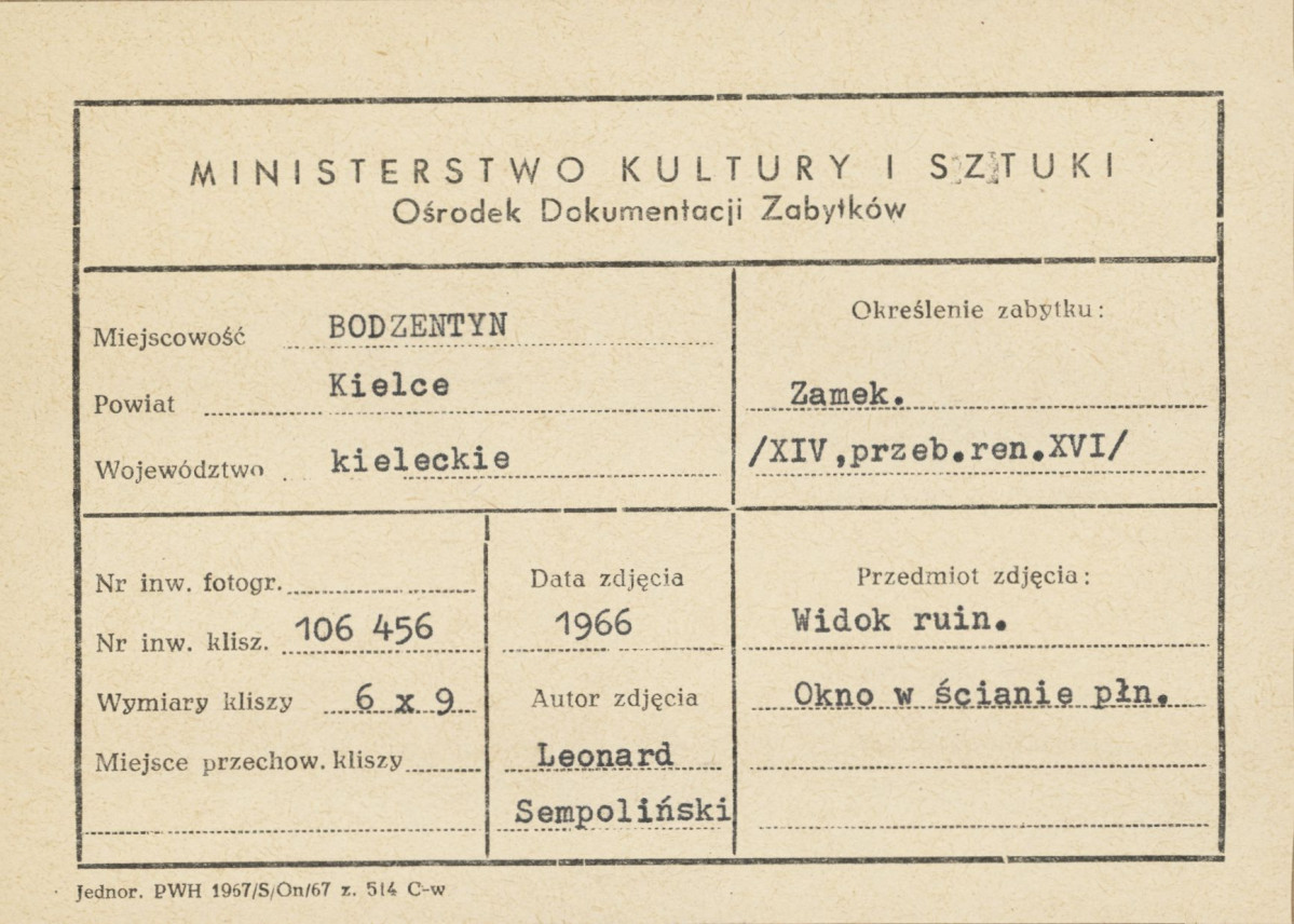 Ruiny zamku biskupów krakowskich - fragment , okno w ścianie płn. - metryczka, skan 1