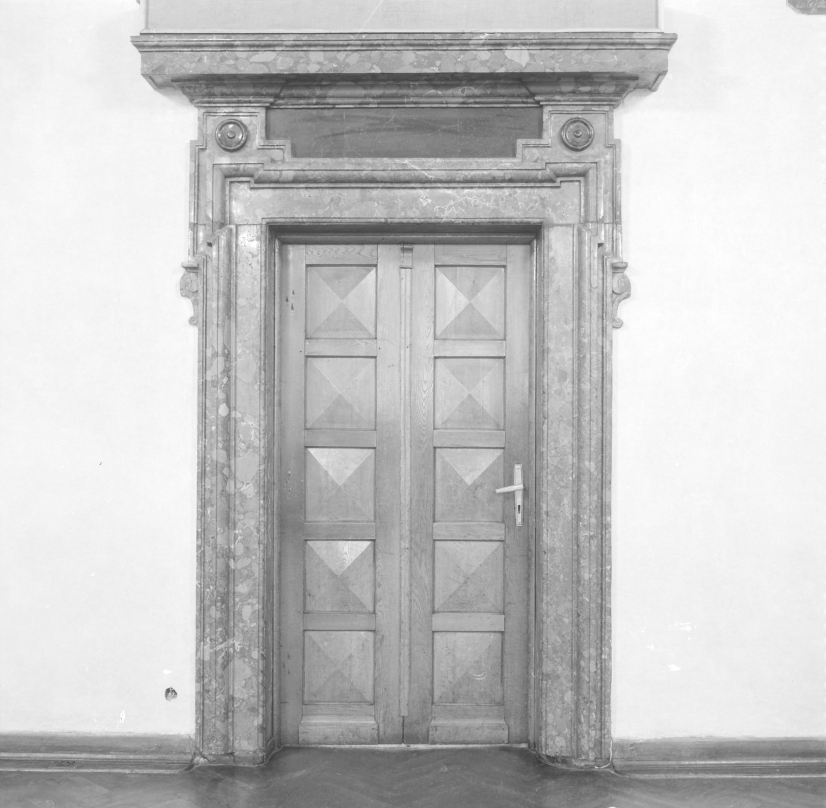 pałac Biskupów Krakowskich - Izba Stołowa Górna /sala portretowa/ /I p./ - portal wejściowy, skan 1