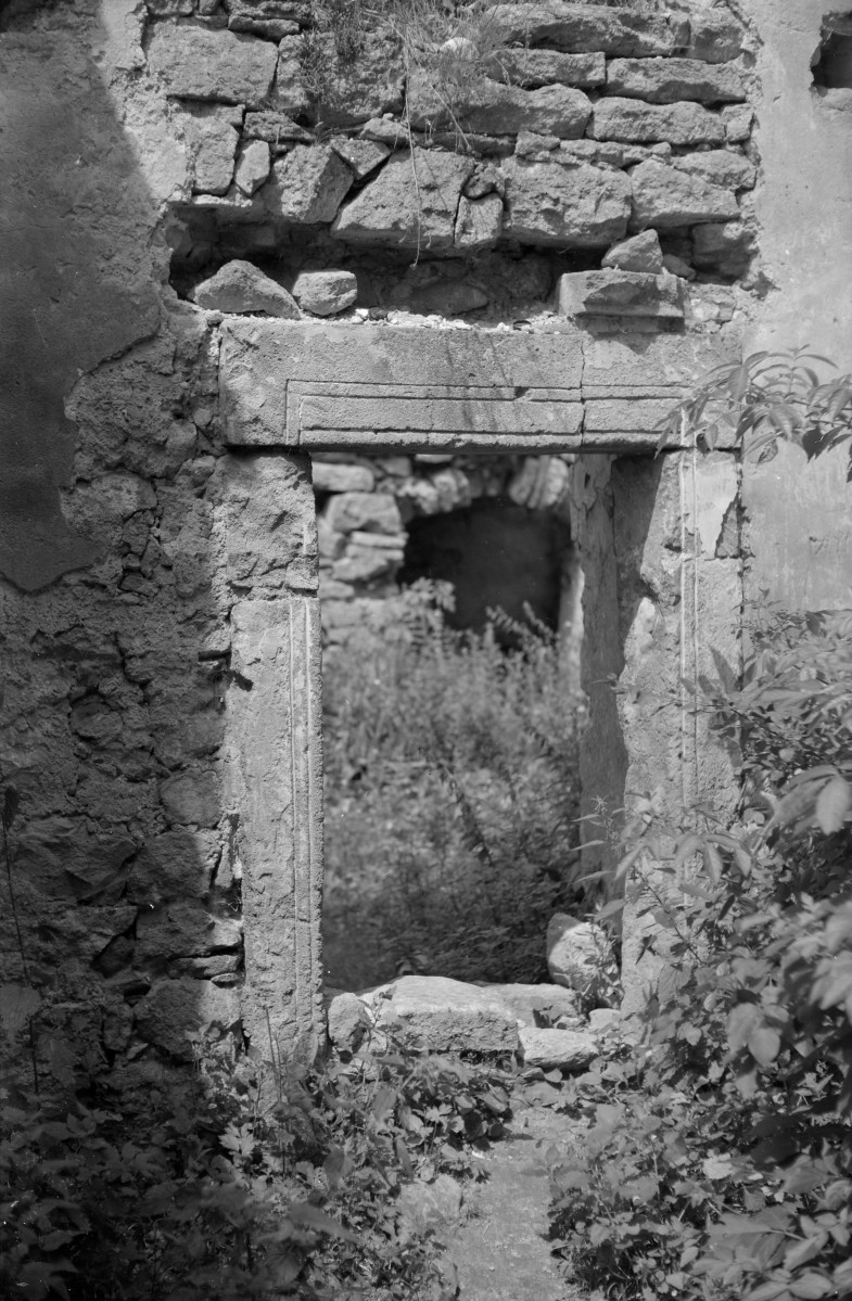 ruiny kościoła szpitalnego pw. Ducha Świętego - portal  fragment ściany, skan 1