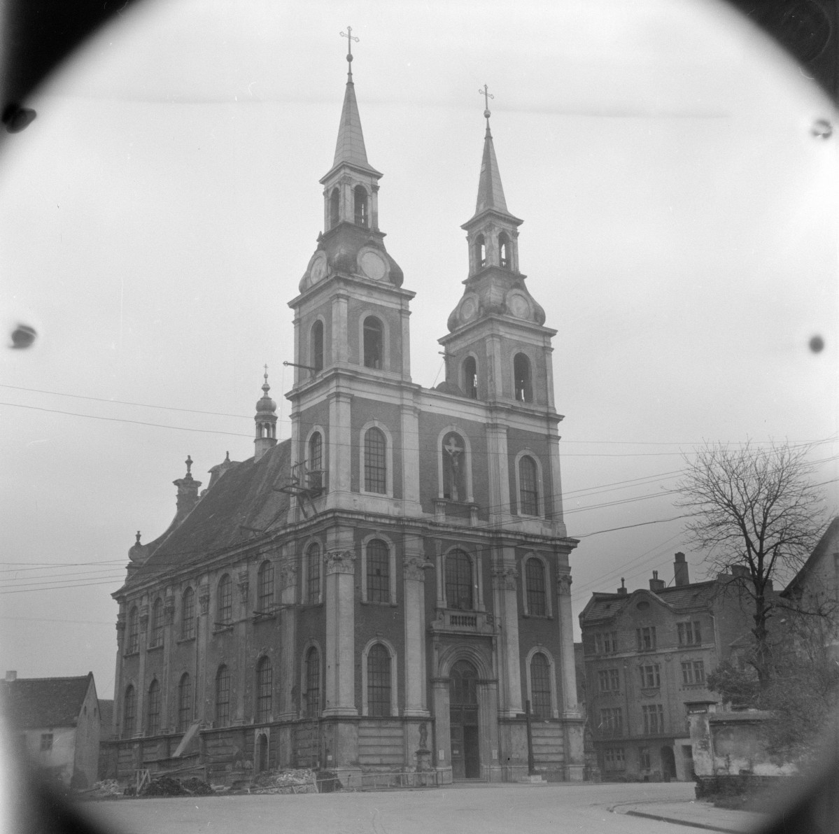 kościół Podwyższenia Krzyża Świętego - fasada, skan 1