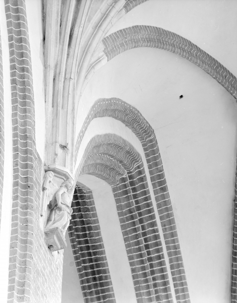 Kościół Najświętszej Marii Panny - wnętrze, żebra sklepienia oraz wspornik, skan 1