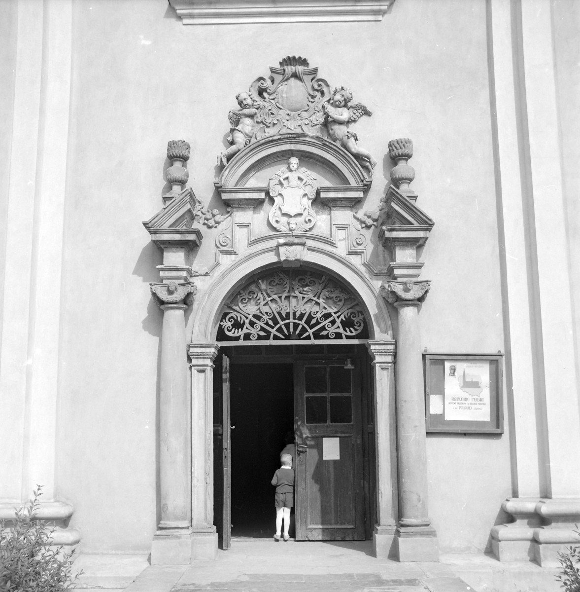 kościół pobenedyktyński pw. św. Michała Archanioła - portal, skan 1