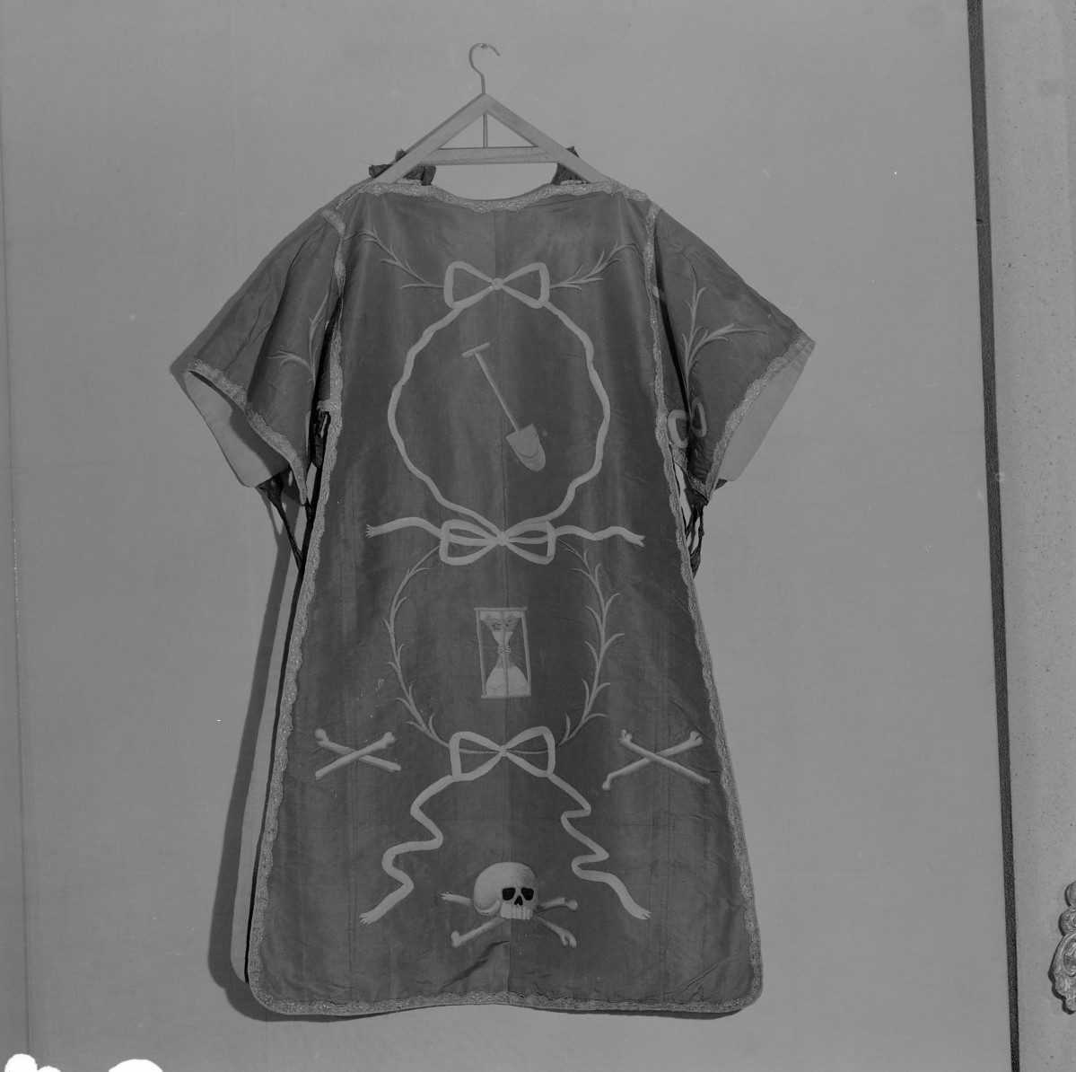 Skarbiec Katedralny - Dalmatyka. Haft Polski XVIII. Całość, tył., skan 1