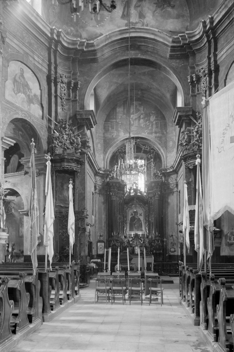 Kościół Rozesłania św. Apostołów - wnętrze: nawa główna w kierunku ołtarza., skan 1