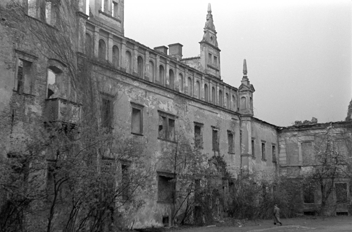 zamek Karolat - skrzydło południowe - widok od dziedzińca, skan 1