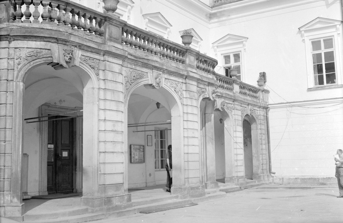pałac Czartoryskich - elewacja frontowa - arkada fasadowa, skan 1