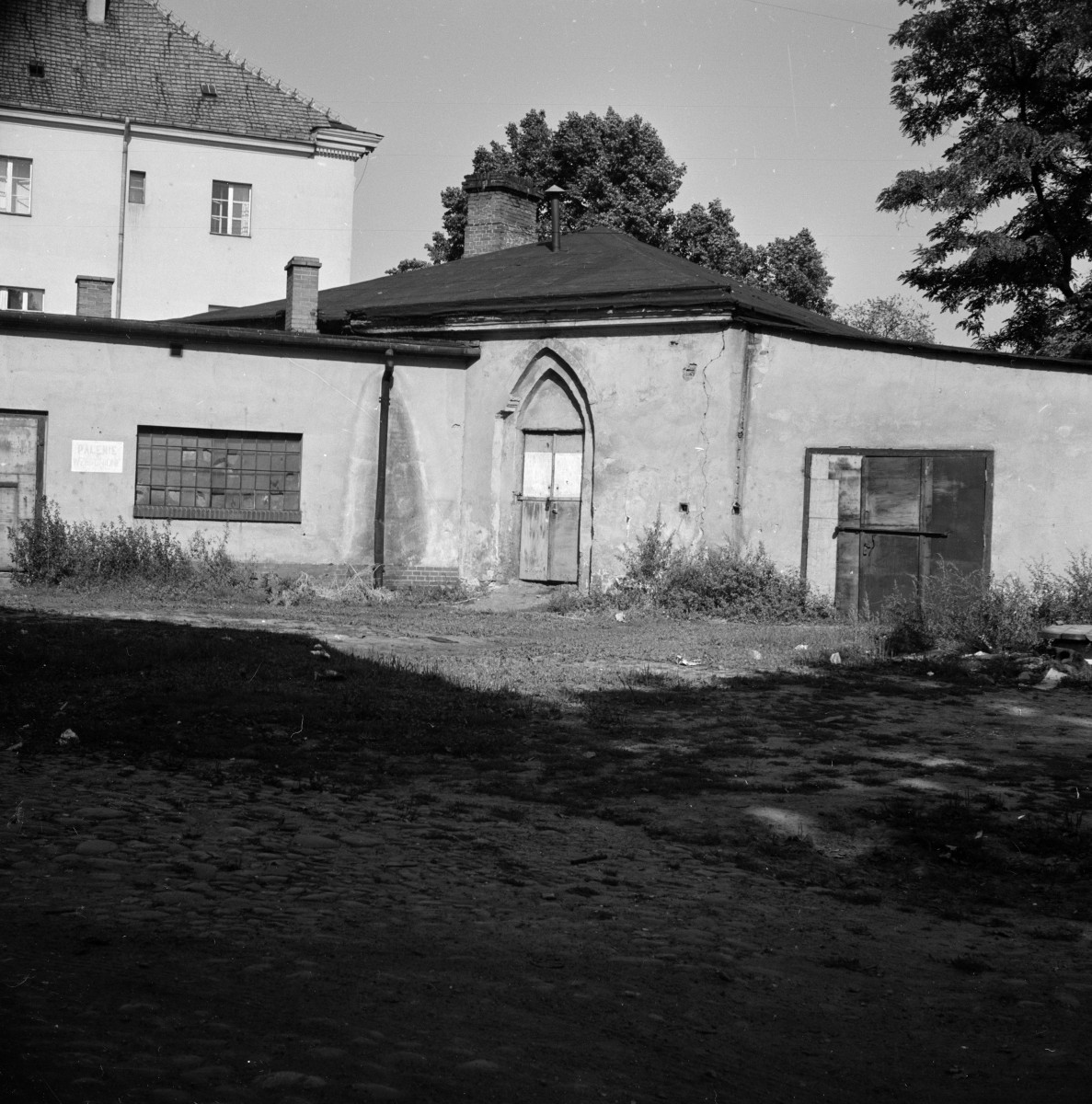 kościół klasztorny jezuitów pw. Nawiedzenia NMP - zabudowania gospodarcze, elewacja i portal, skan 1