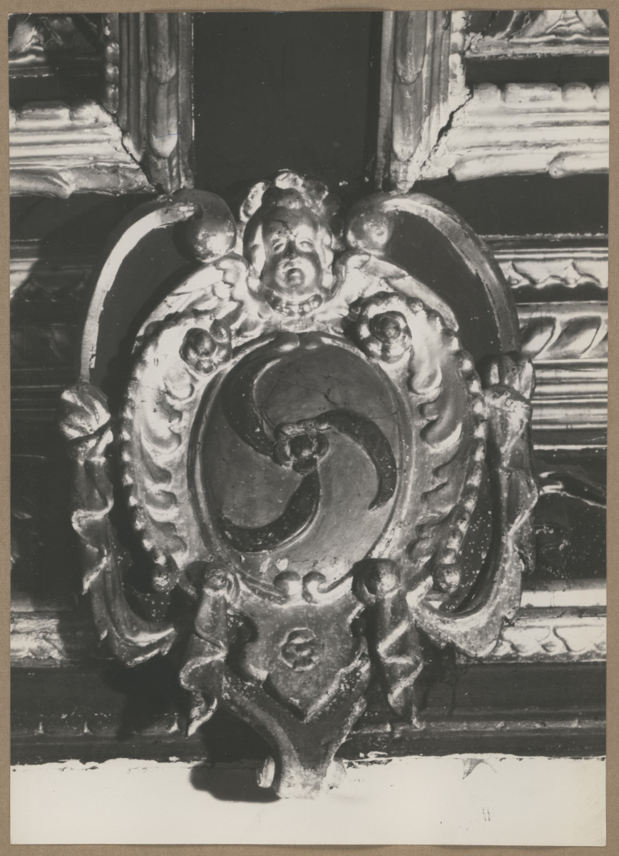 Pałac biskupów - wnętrze, pokój biskupi, stolarka stropu , detal - herb Rola , skan 1