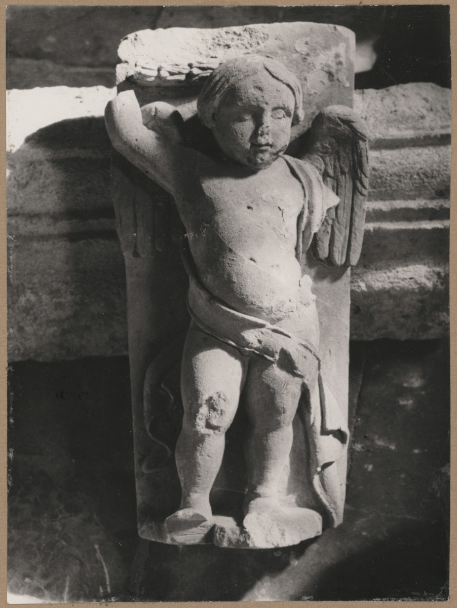 Zespół klasztorny - widok rzeźby, putto, skan 1