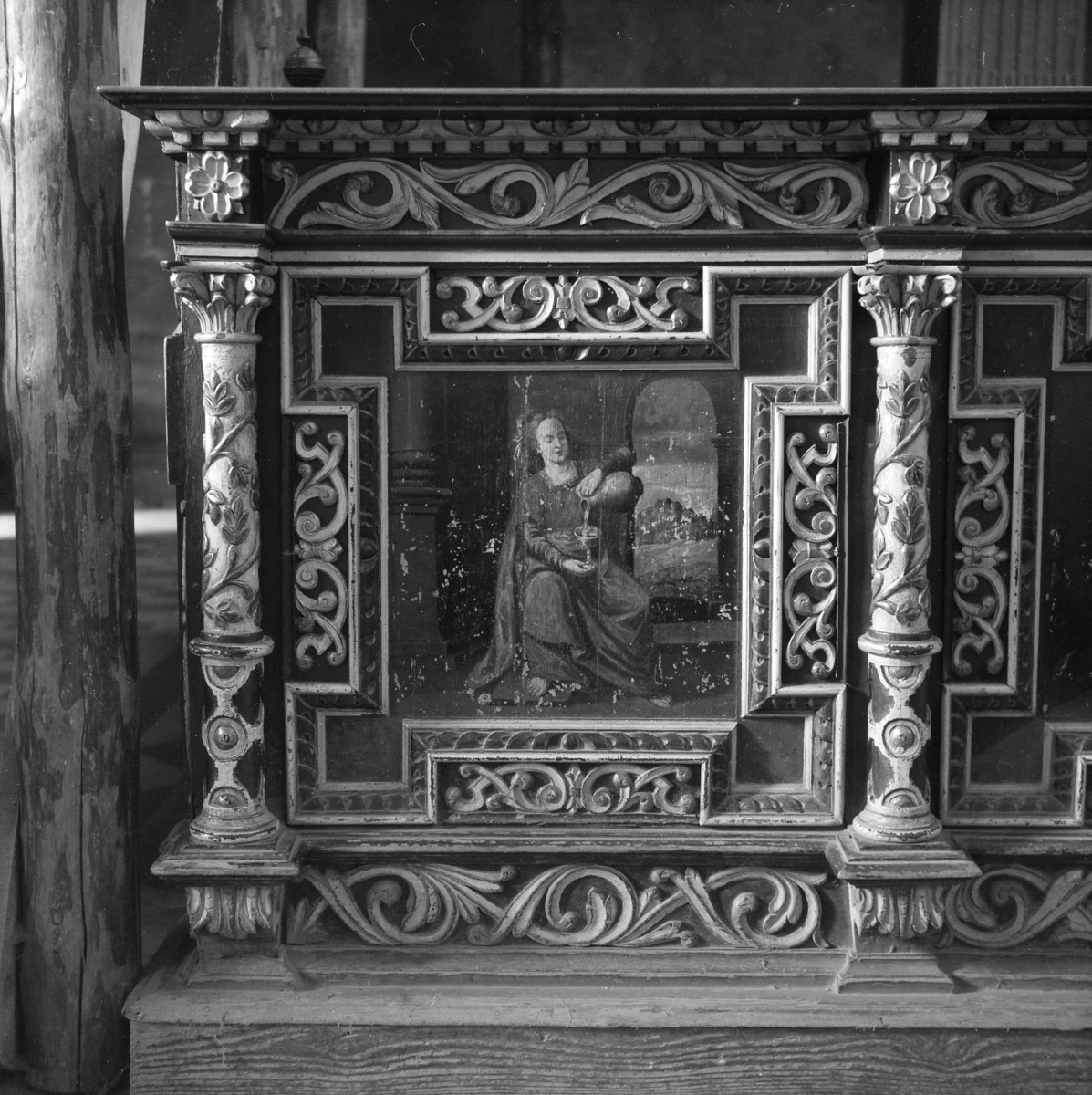 kościół farny pw. Świętej Trójcy - wnętrze: stalle, fragment, malowidło, skan 1