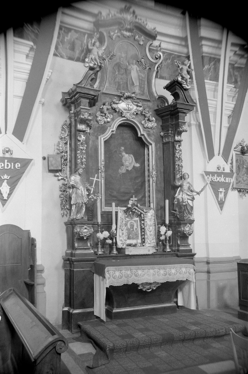 Parafia św. Idziego Opata - wnętrze: ołtarz boczny, skan 1