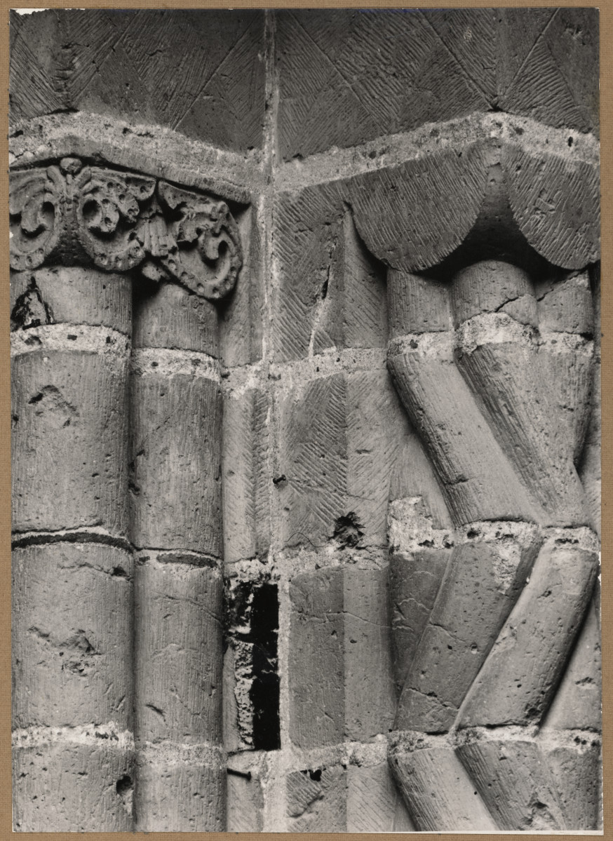  Zespół klasztorny Dominikanów - główny portal kościoła - detal prawego ościeża, skan 1