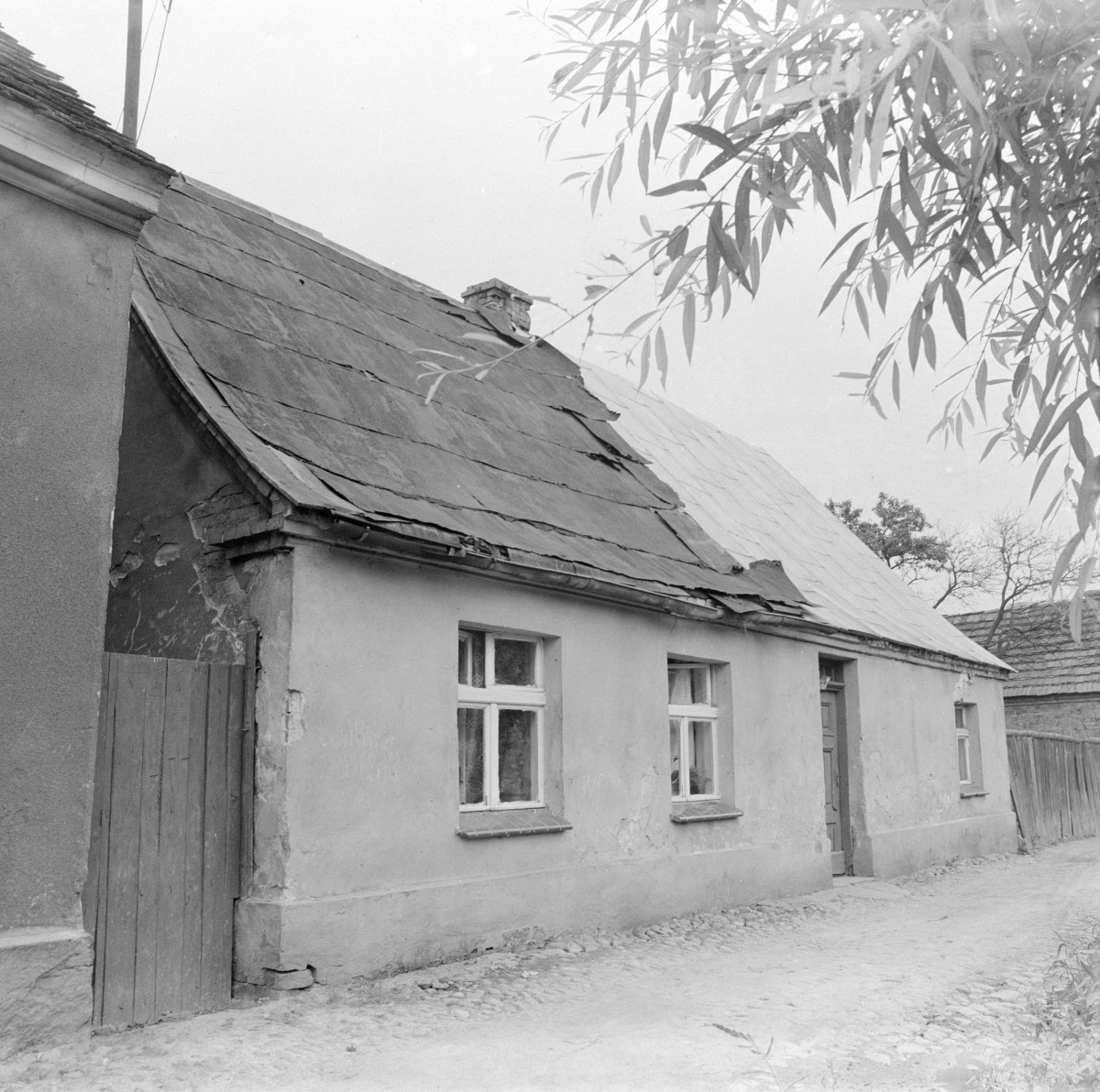 dom mieszkalny, (na karcie wpisana ul. Ogrodowa 2) - elewacja frontowa, skan 1