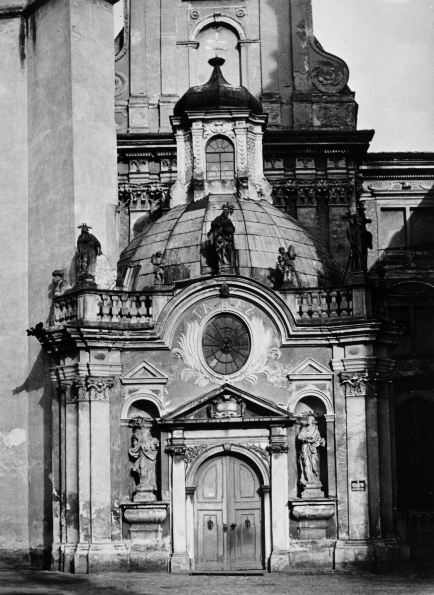 opactwo Cystersów - kościół pw. Wniebowzięcia Najświętszej Maryii Panny i św. Jana Chrzciciela - elewacja zachodnia - portal, skan 1