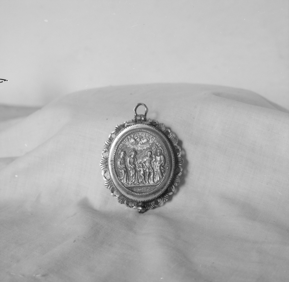 Opactwo Benedyktynek - wnętrze skarbca: relikwiarz w kształcie medalionu, skan 1