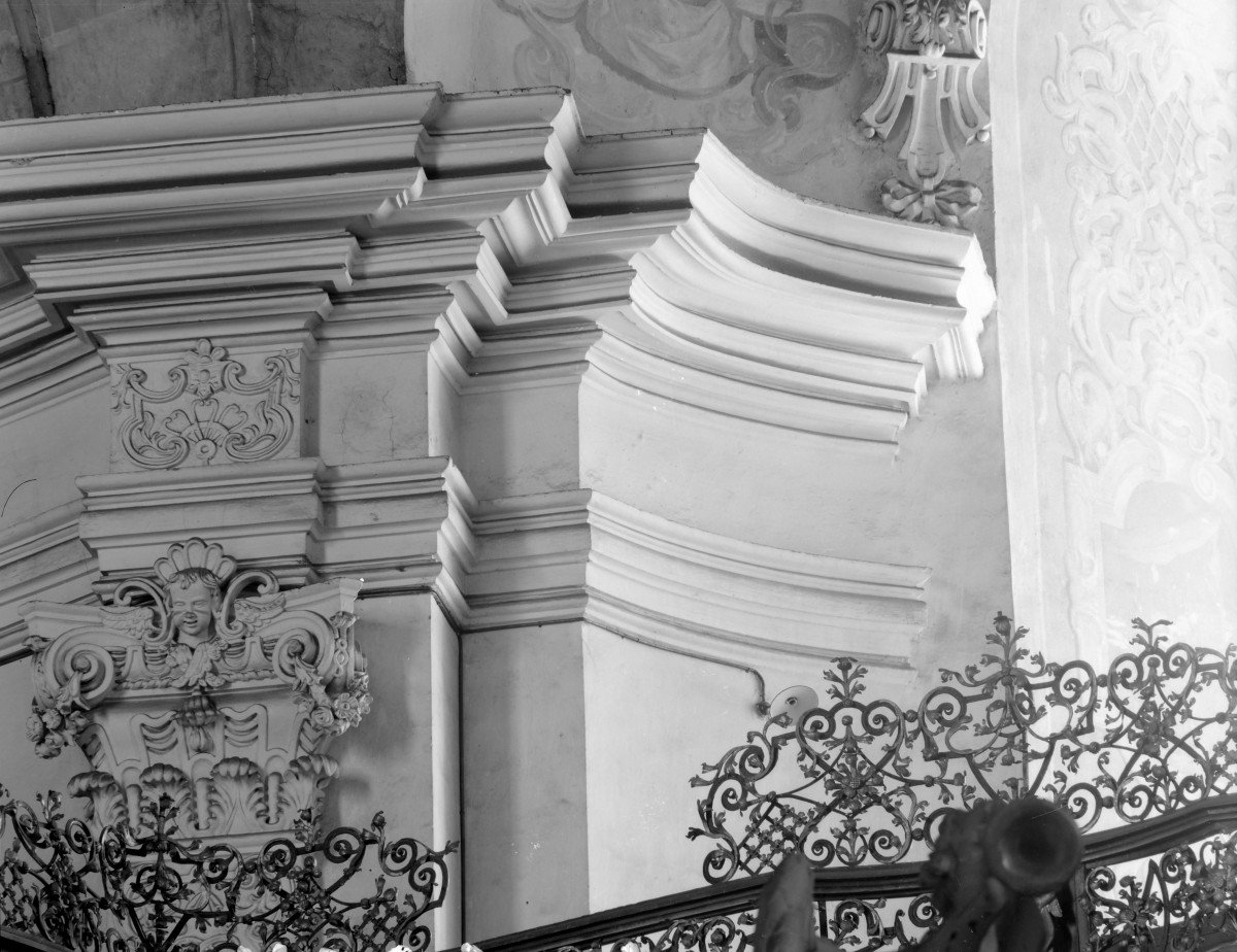 klasztor Benedyktynek - kościół pw. Wniebowzięcia Najświętszej Maryi Panny - wnętrze - transept - gzymsy, skan 1