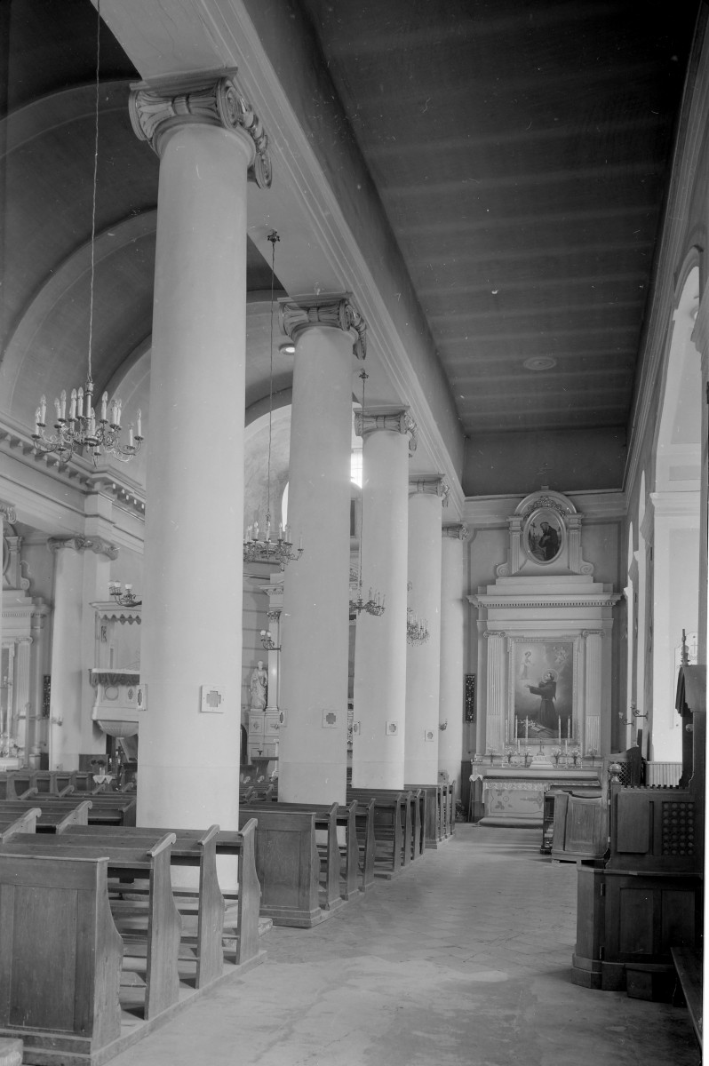 konkatedra św. Aleksandra - wnętrze: nawa boczna wsch., skan 1