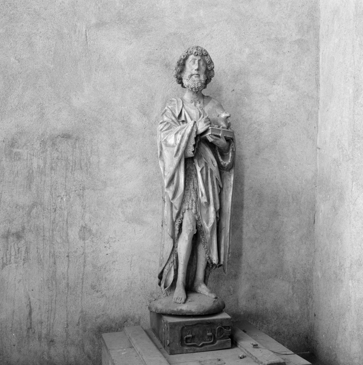 kościół rzymskokatolicki, ob. katedra pw. św. Mikołaja - wnętrze: figura świętego, skan 1