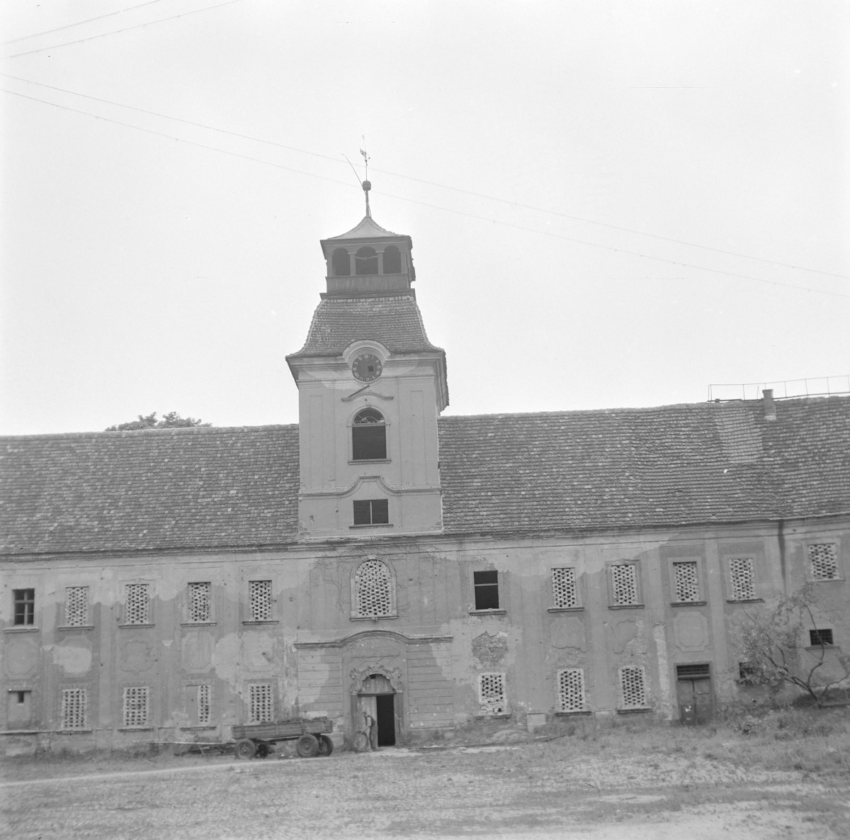 Zespół klasztorny poaugustiański. Długie, dwukondygnacyjne skrzydło o charakterze barokowym, ujęte od strony dziedzińca. W osi elewacji wznosi się niewielka wieżyczka z zegarem – o prostokątnym trzonie, zwieńczona nadwieszoną izbicą z arkadowymi prześwitami i hełmem zakończonym iglicą z chorągiewką. Wieżyczka ta akcentuje centralną część skrzydła i porządkuje kompozycję elewacji. , skan 1