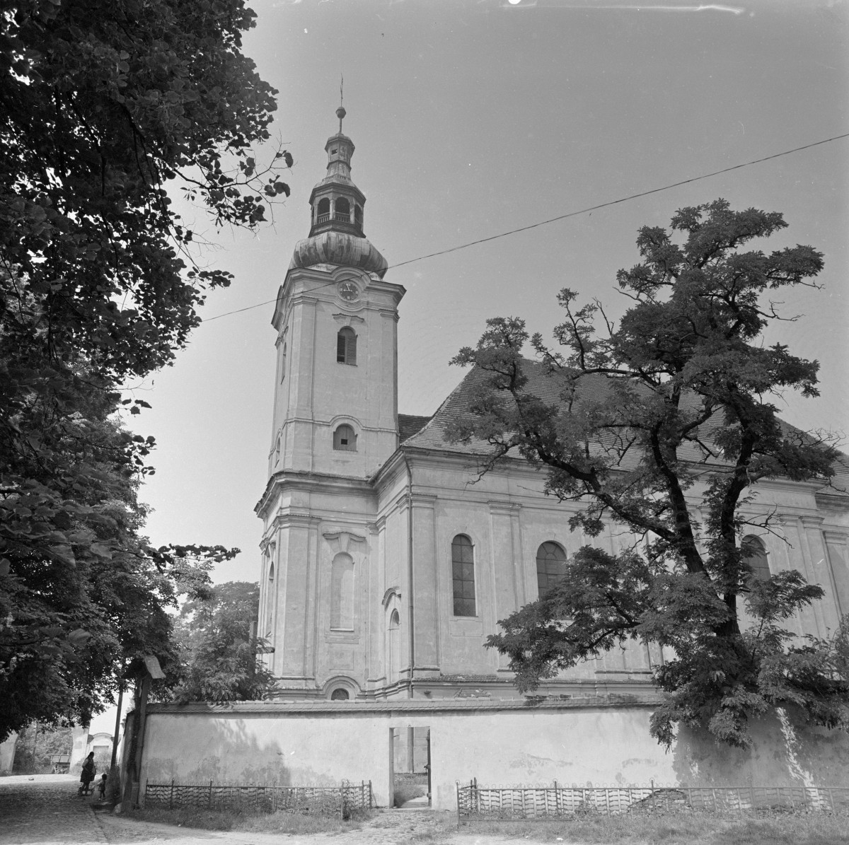 kościół parafialny pw. św. Marcina Biskupa - elewacja południowa, widok zewnętrzny, skan 1