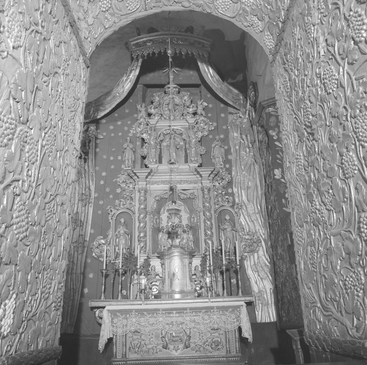 kościół pw. Wniebowzięcia Najświętszej Maryi Panny - wnętrze - Kaplica Bożego Ciała - ołtarz boczny, skan 1