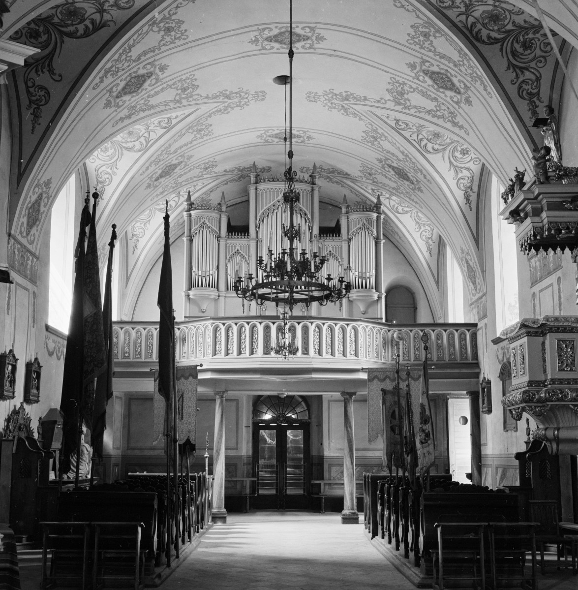 kościół św. Apostołów Szymona i Judy Tadeusza - wnętrze, empora, prospekt organowy, skan 1