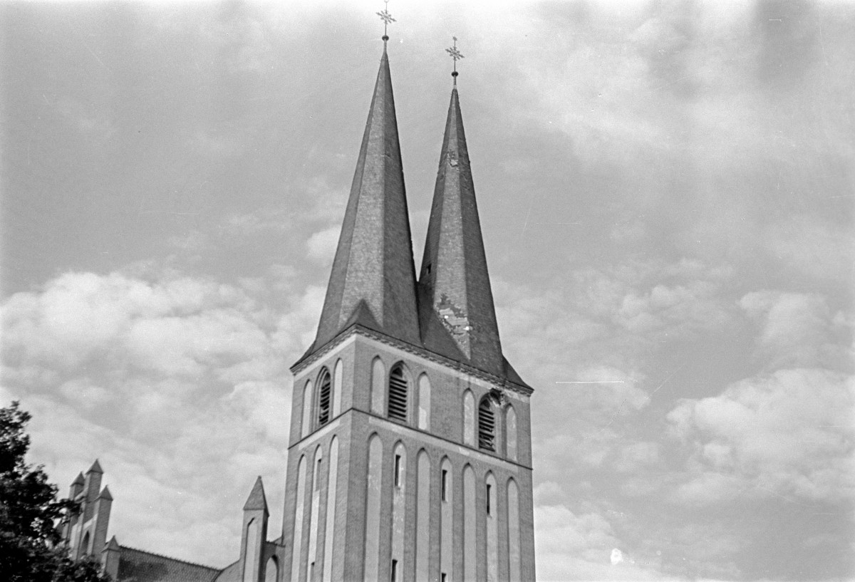 kościół garnizonowy - jednowieżowa fasada z podwójnym hełmem, skan 1