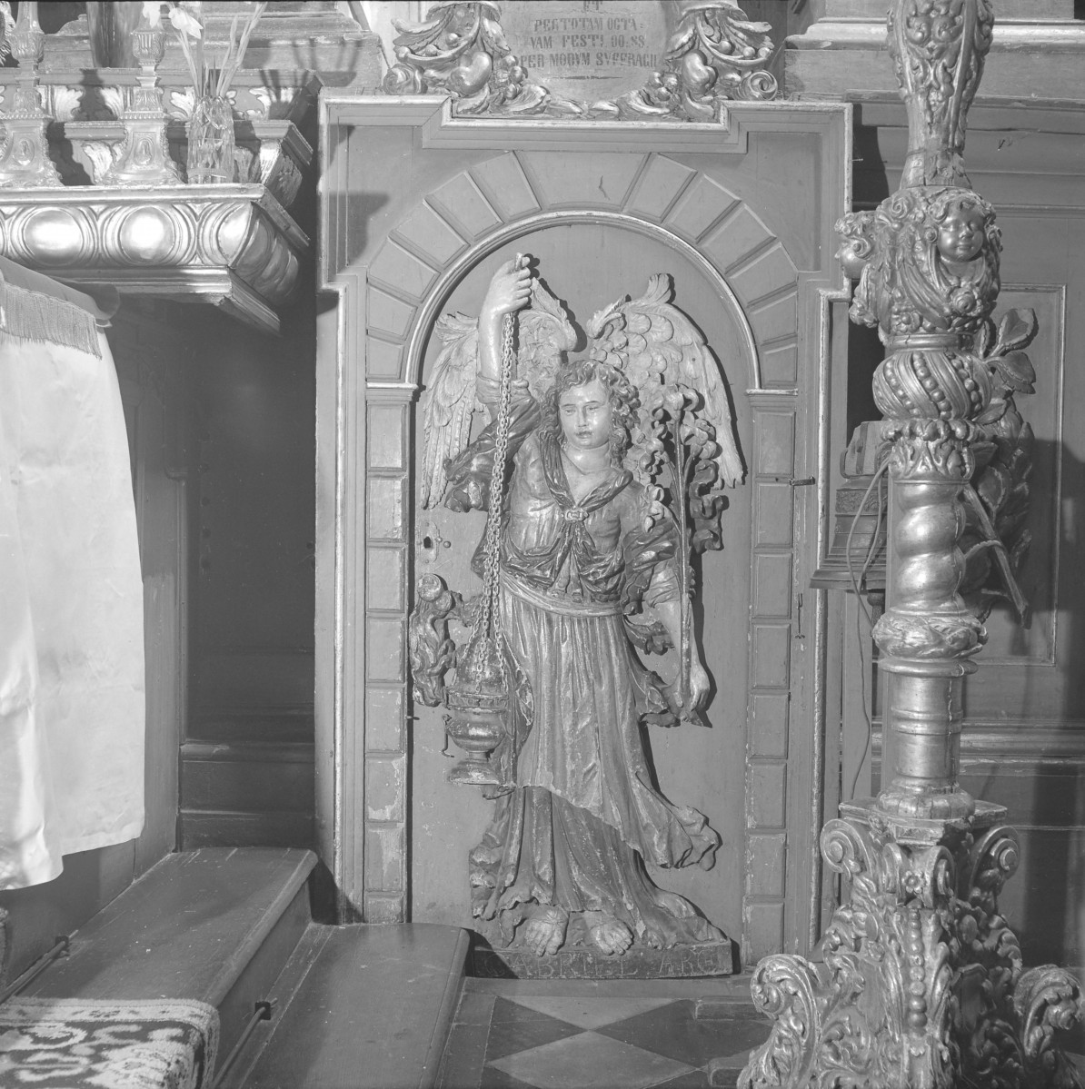 Kościół Wniebowzięcia Najświętszej Maryi Panny - wnętrze. Bogato zdobiona bramka ołtarza głównego., skan 1