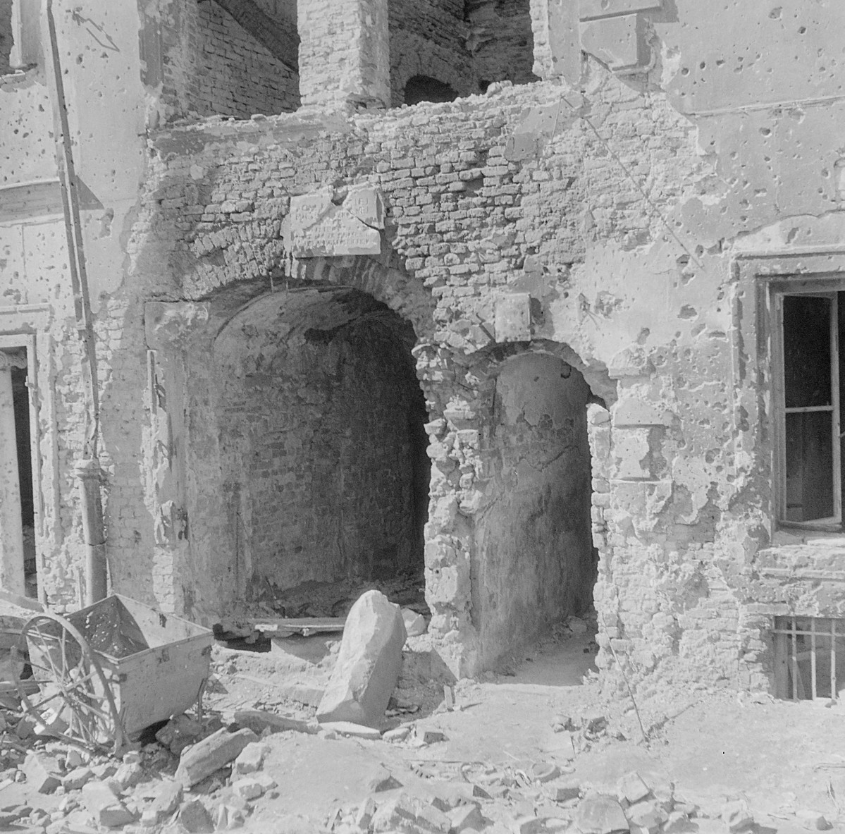 Zniszczona kamienica. Fragment z wejściem do kamienicy., skan 1