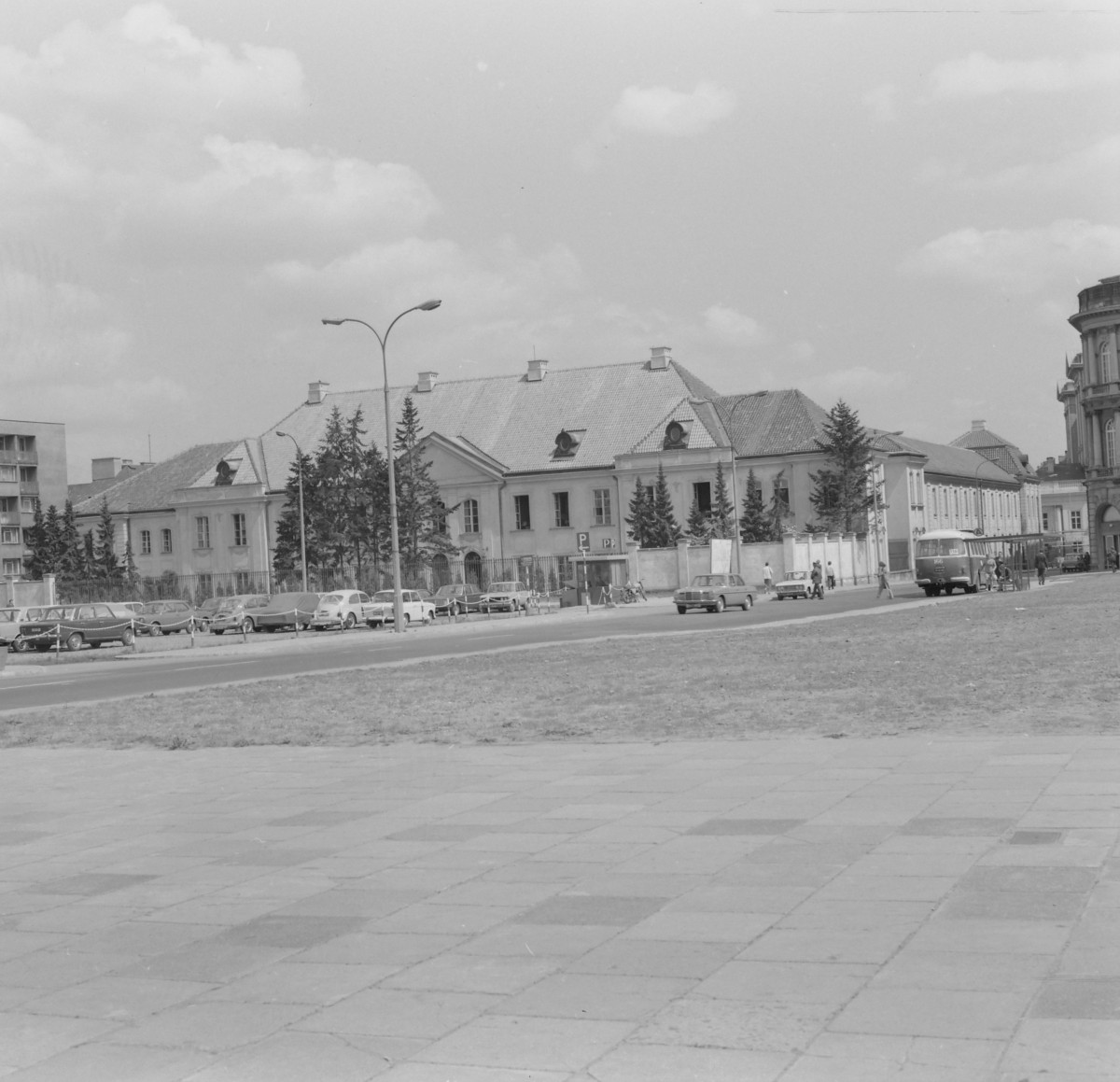 Pałac Potockich - widok ogólny od strony ulicy, skan 1