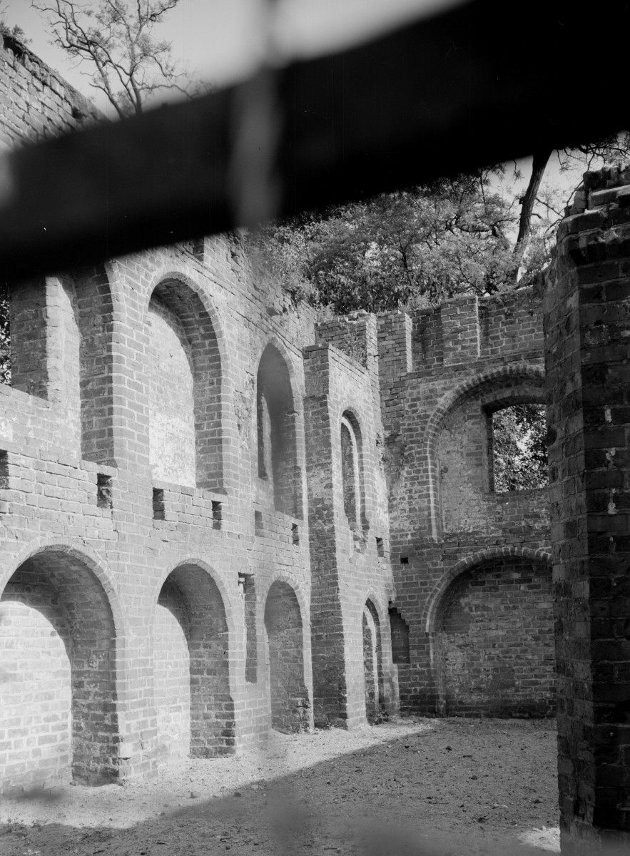 Arsenał - ruina - dziedziniec - fragment elewacji, skan 1