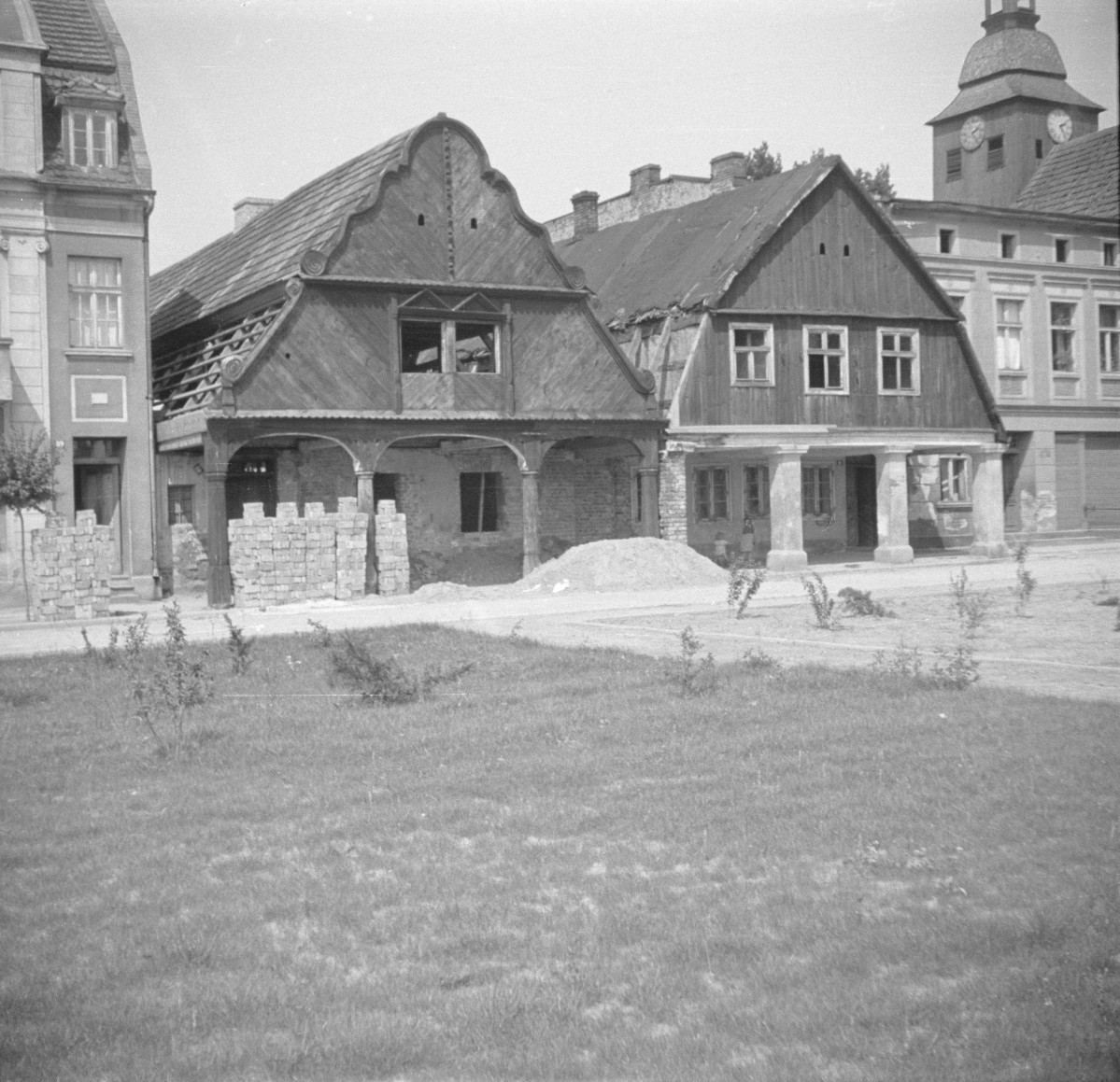 domy podcieniowe - elewacja frontowa, skan 1