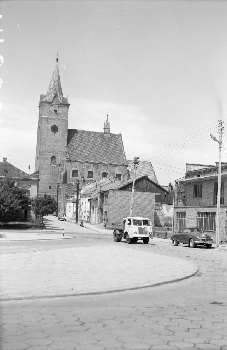 kościół parafialny pw. św. Jana Chrzciciela i zabudowa ul. Węgierskiej - widok od południa, skan 1