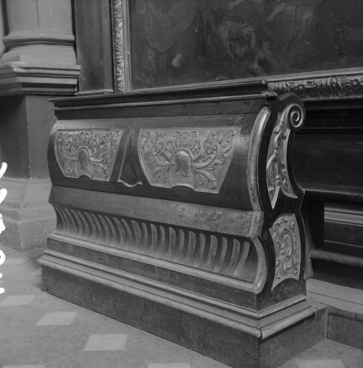kościół katedralny pw. Narodzenia Najświętszej Marii Panny - wnętrze: ławka przy ścianie zachodniej nawy, skan 1