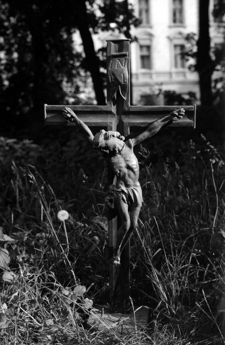 Kościół Imienia Najświętszej Maryi Panny - krucyfiks na cmentarzu kościelnym, skan 1