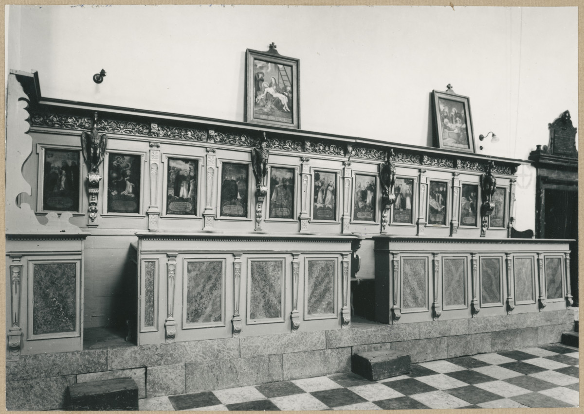 Zespół klasztorny - kościół, widok na stalle w prezbiterium, skan 1