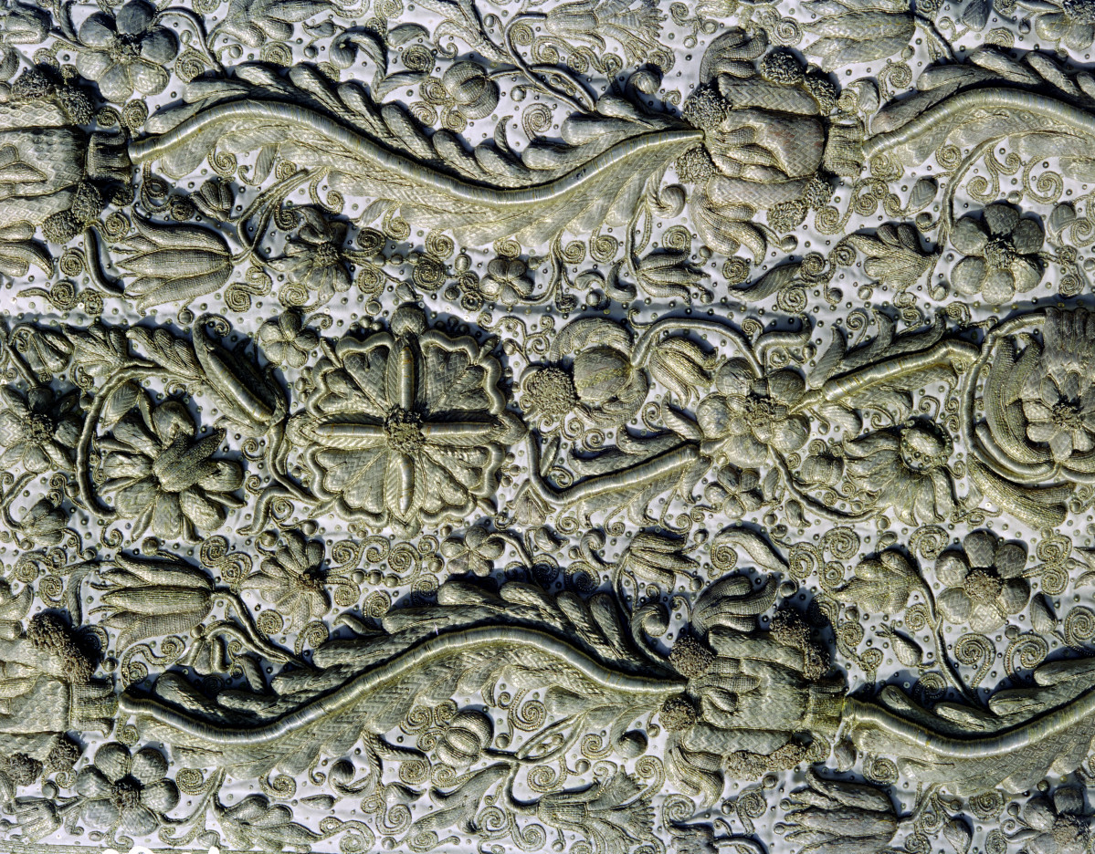 klasztor Benedyktynek - zbiory - materiał z haftem - fragment, skan 1