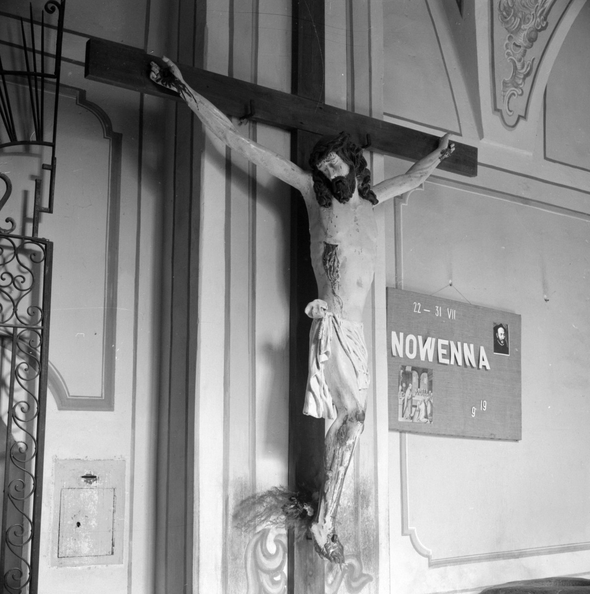 kościół klasztorny jezuitów pw. Nawiedzenia NMP - krucyfiks w kruchcie, skan 1