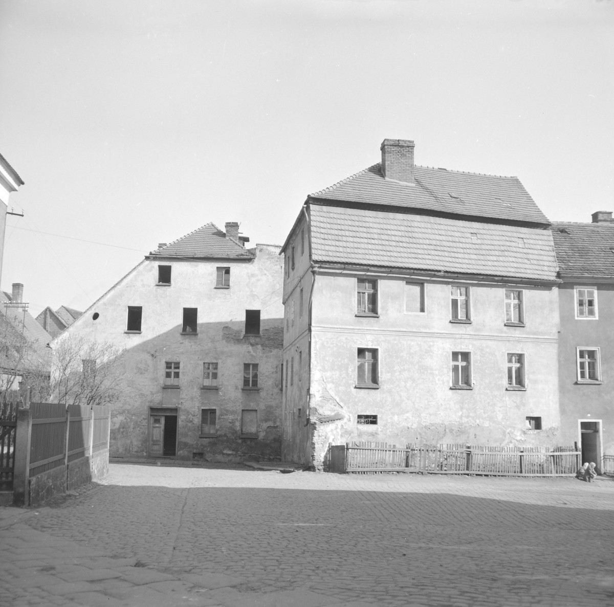 fragment zabudowy miasta z kamienicą - elewacja frontowa, skan 1