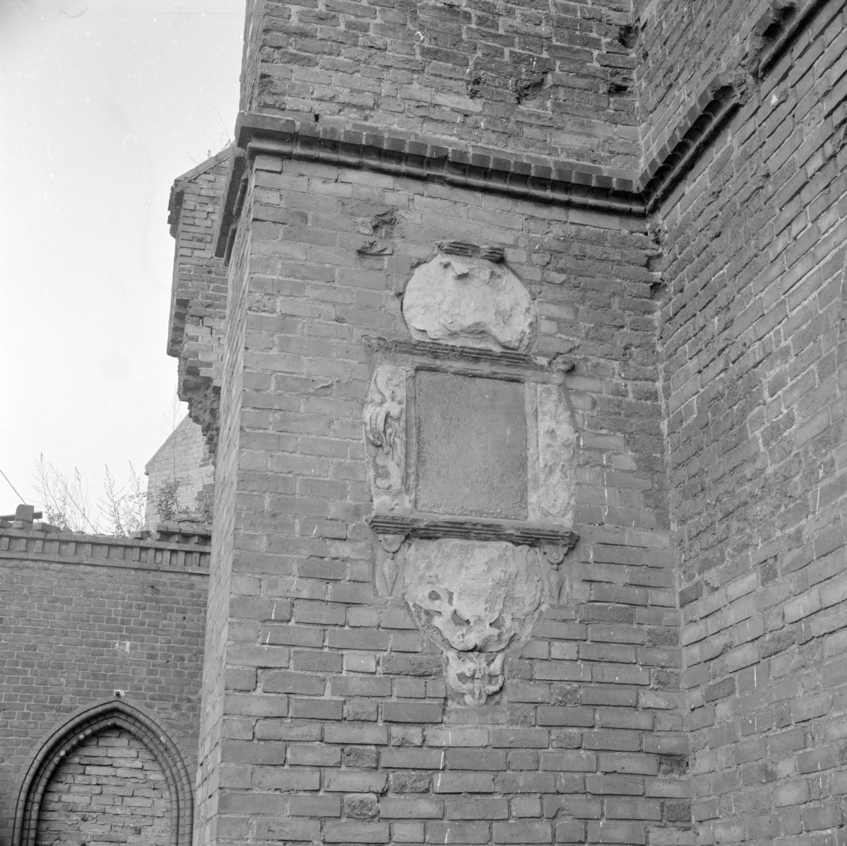 zespół klasztorny dominikanów, kościół pw. Najświętszej Marii Panny, obecnie galeria sztuki EL - elewacja południowa, epitafium przy skarpie, skan 1