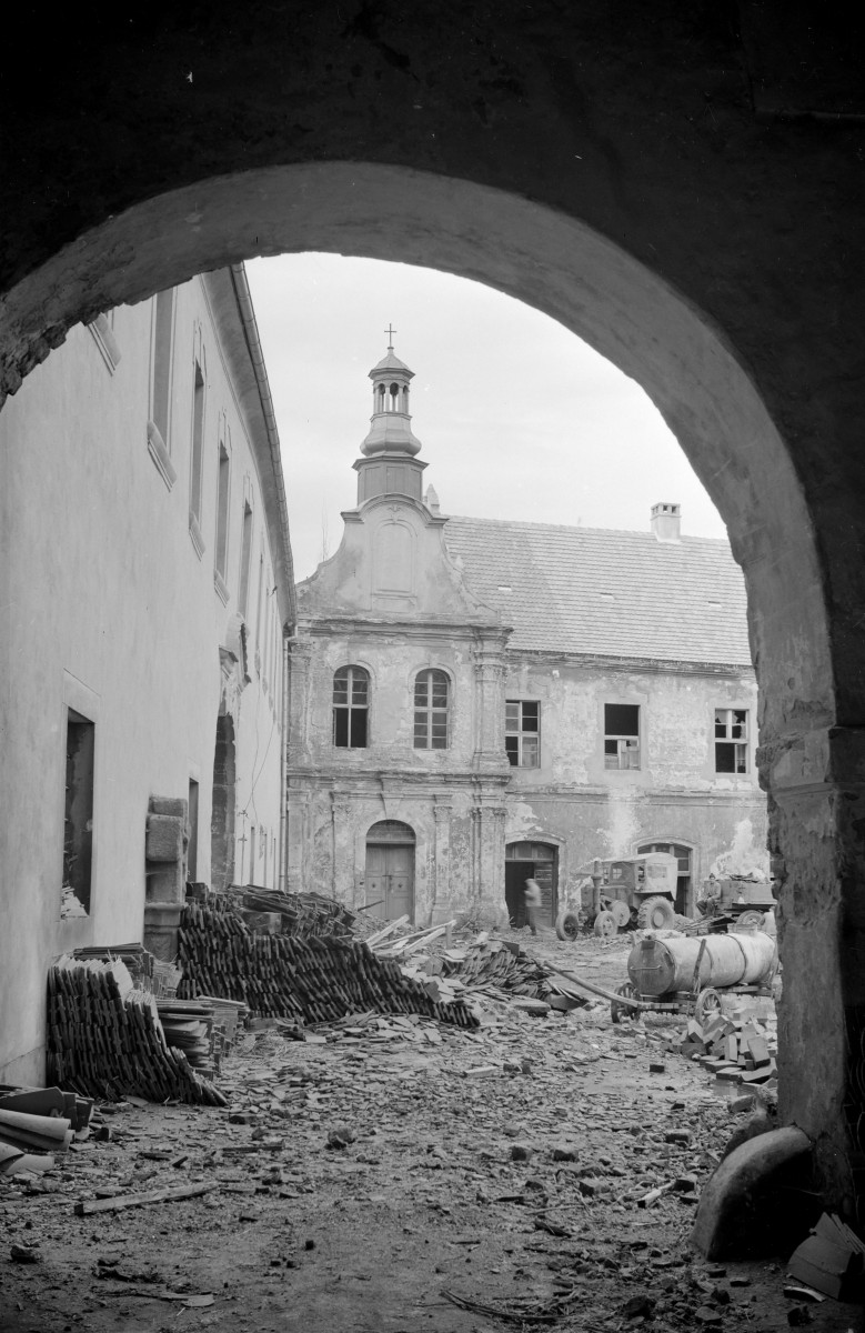 Zamek dolny - skrzydło południowe elewacja od strony dziedzińca, kaplica, skan 1