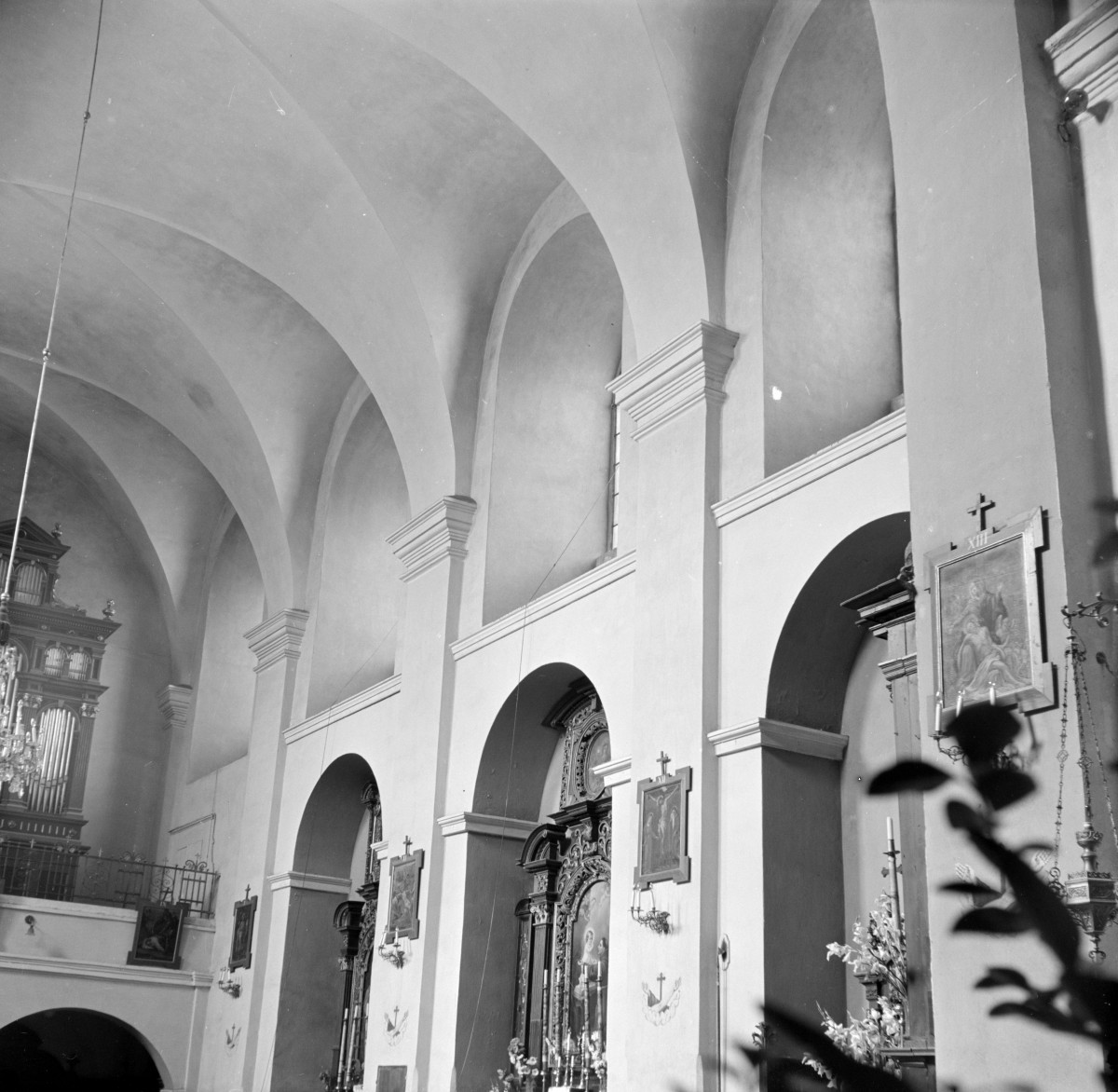 kościół św. Anny - prospekt organowy, sklepienie, ołtarz boczny, skan 1
