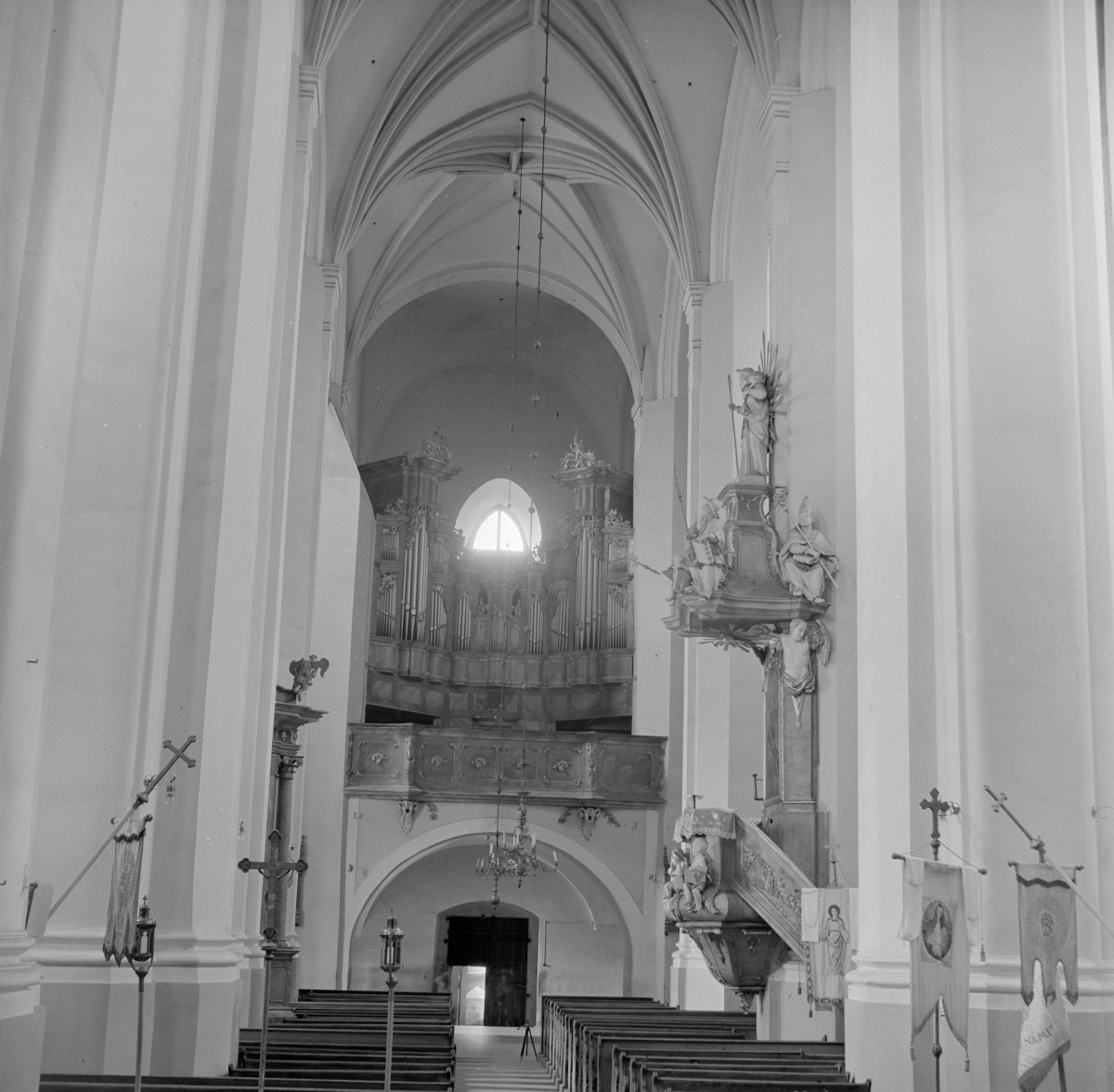 kościół św. Katarzyny Aleksandryjskiej - nawa główna, prospekt organowy, skan 1