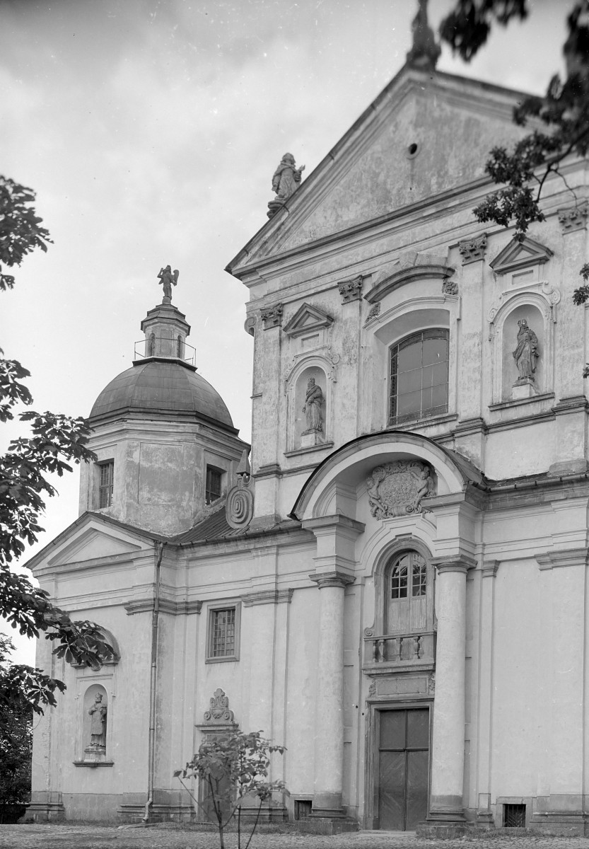 zespół klasztorny Filipinów, kościół, obecnie parafialny pw. św.św. Filipa Neri i Jana Chrzciciela  - elewacja frontowa, skan 1