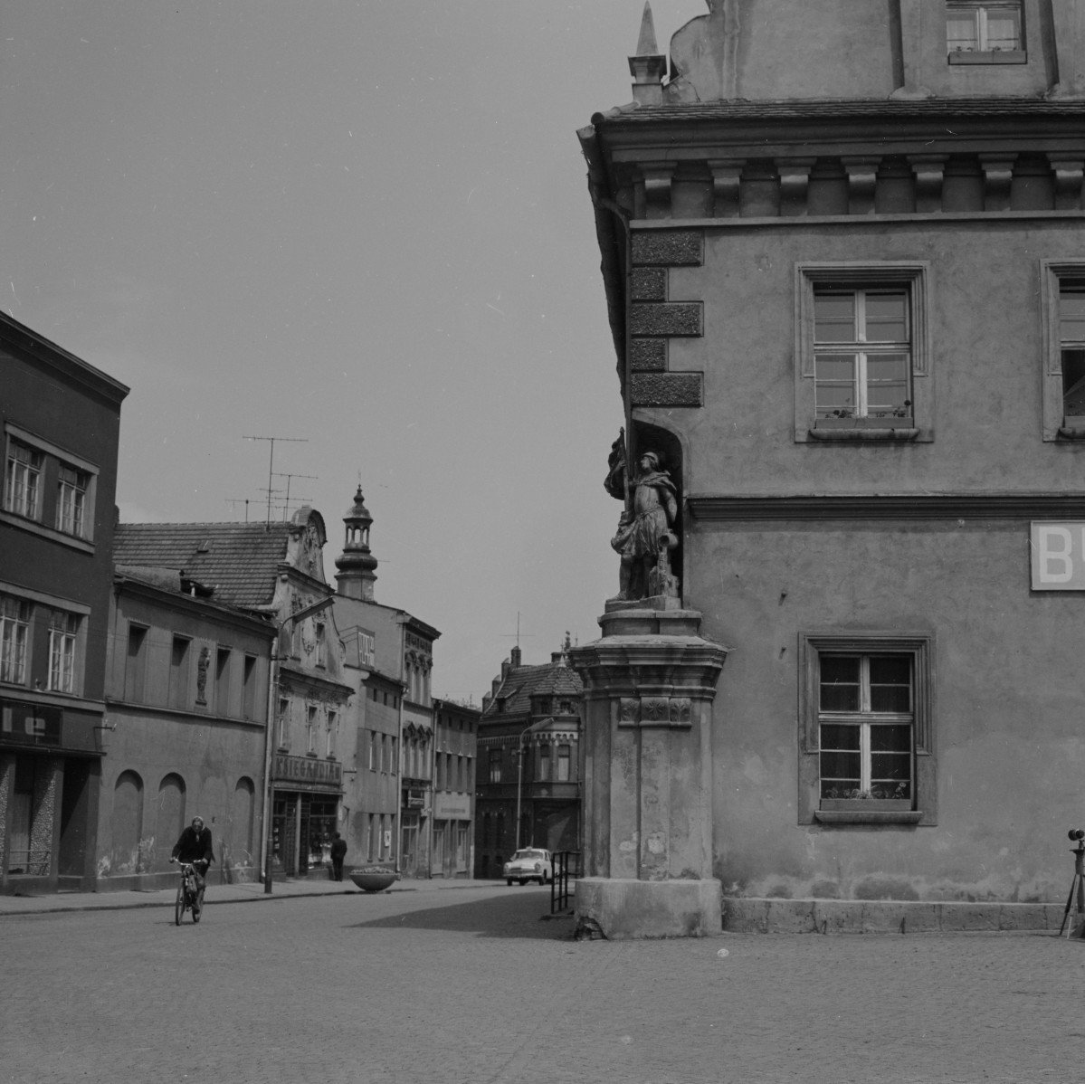 rynek miejski - pierzeja zachodnia oraz fragment ratusza miejskiego, skan 1