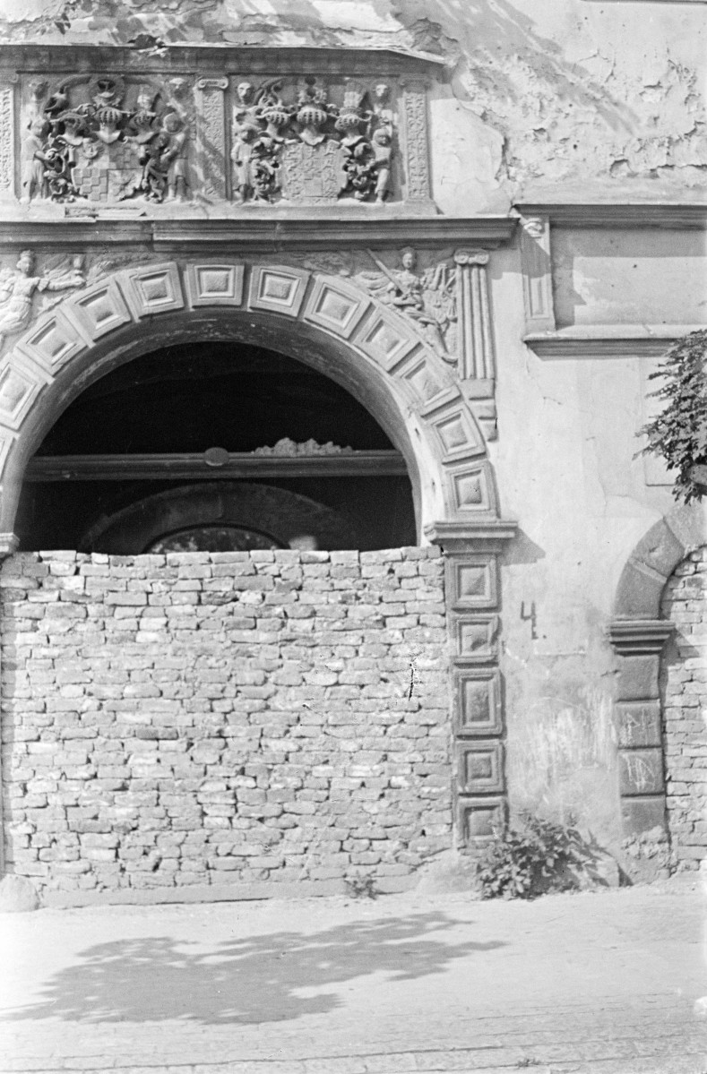 renesansowy portal, daw. gimnazjum piastowskie, skan 1