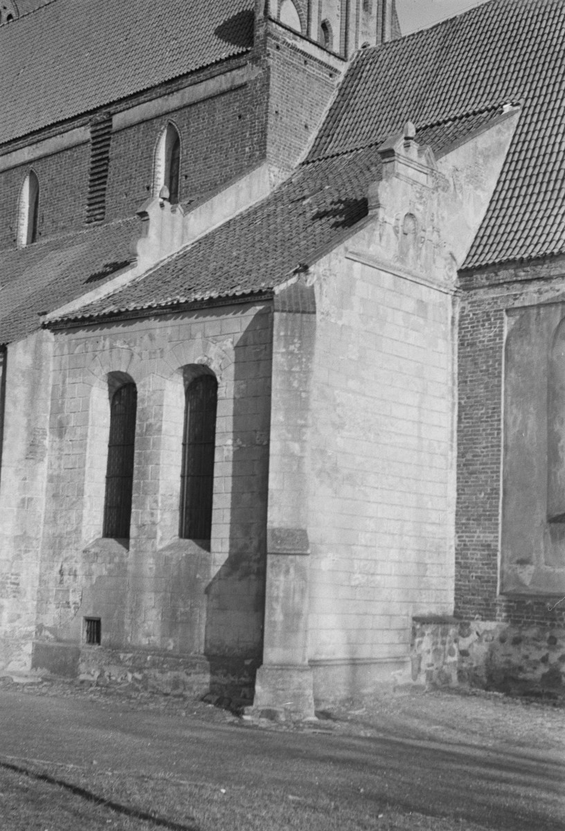 kościół parafialny fragment elewacji bocznej, skan 1